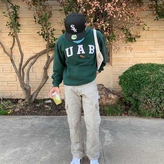 Какие низкие кеды носить с бежевыми брюками карго