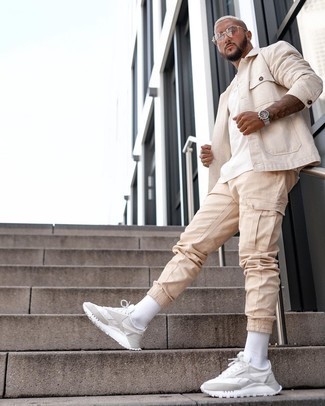 Какие куртки-рубашки носить с бежевыми брюками карго