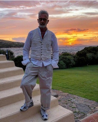 Какие жилеты носить с бежевыми брюками карго