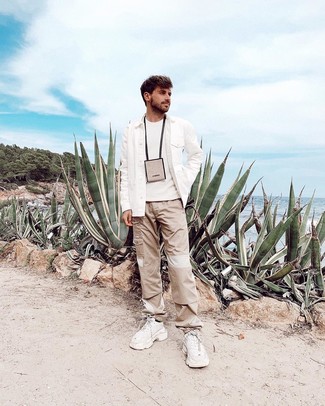 Как носить бежевые брюки карго с белыми кроссовками
