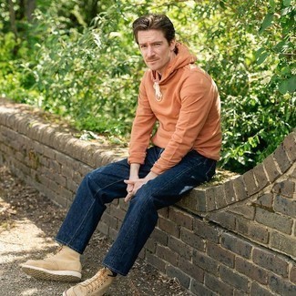 Какие джинсы носить с бежевыми повседневными ботинками мужчине