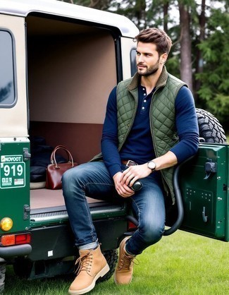 Какие джинсы носить с бежевыми повседневными ботинками мужчине