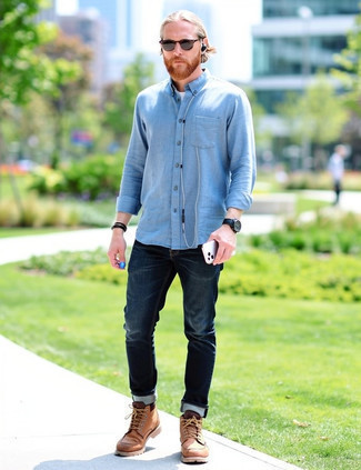 Какие джинсы носить с бежевыми повседневными ботинками мужчине