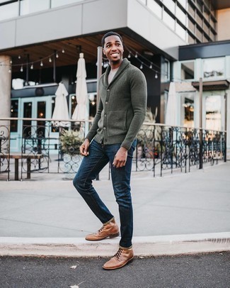 Какие джинсы носить с бежевыми повседневными ботинками мужчине