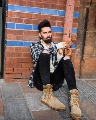 Какие джинсы носить с бежевыми повседневными ботинками мужчине