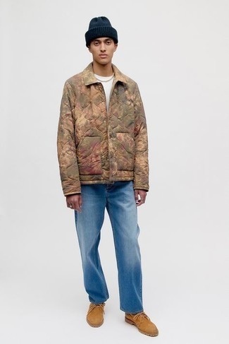 Какие джинсы носить с бежевыми повседневными ботинками мужчине