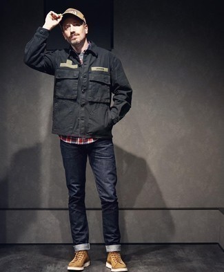 Какие куртки-рубашки носить с бежевыми повседневными ботинками мужчине