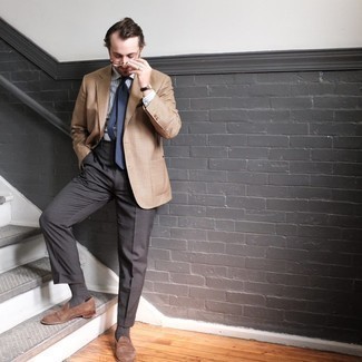 Как носить бежевый пиджак в клетку с коричневыми замшевыми лоферами мужчине