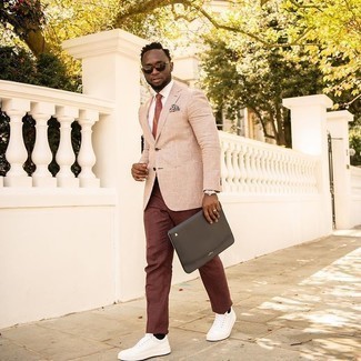 С чем носить бежевый пиджак в клетку мужчине