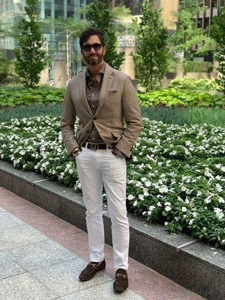 Как носить бежевый пиджак в клетку с белыми джинсами мужчине