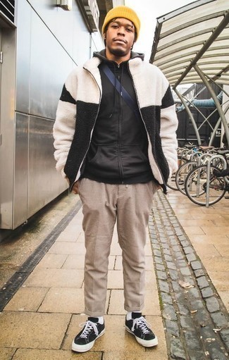 С чем носить бежевые брюки чинос в клетку