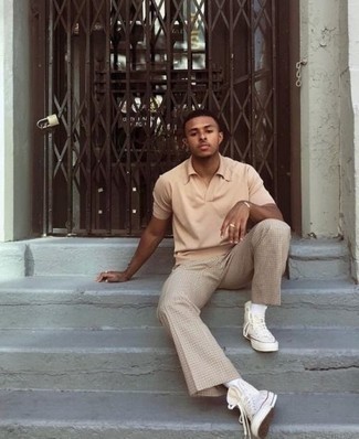 С чем носить бежевые брюки чинос в клетку