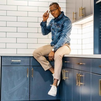 С чем носить бежевые брюки чинос в клетку