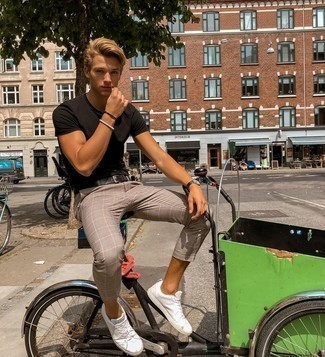 С чем носить бежевые брюки чинос в клетку