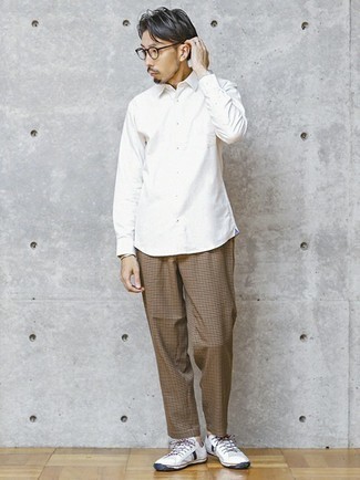 С чем носить бежевые брюки чинос в клетку