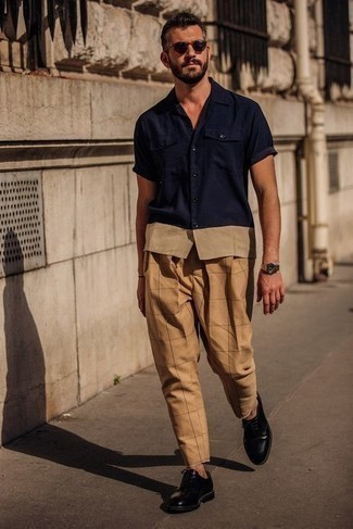 С чем носить бежевые брюки чинос в клетку