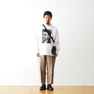 С чем носить бежевые брюки чинос в клетку