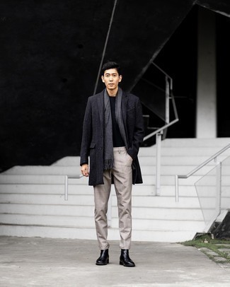 С чем носить бежевые брюки чинос в клетку