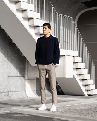 С чем носить бежевые брюки чинос в клетку