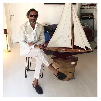 С чем носить бежевые классические брюки в клетку мужчине