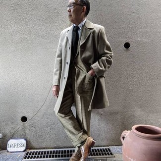 С чем носить бежевые классические брюки в клетку мужчине