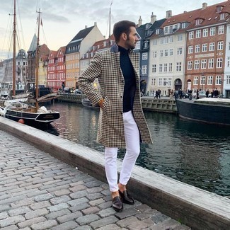 Как носить бежевое длинное пальто в клетку с белыми джинсами