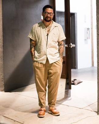 С чем носить бежевую рубашку с коротким рукавом в клетку мужчине