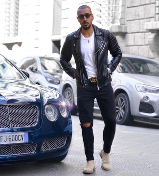 Какие косухи носить с бежевыми ботинками челси мужчине