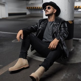 Какие косухи носить с бежевыми ботинками челси мужчине