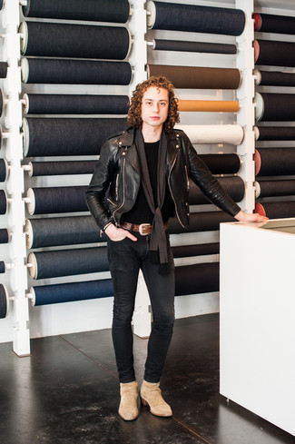 Какие косухи носить с бежевыми ботинками челси мужчине