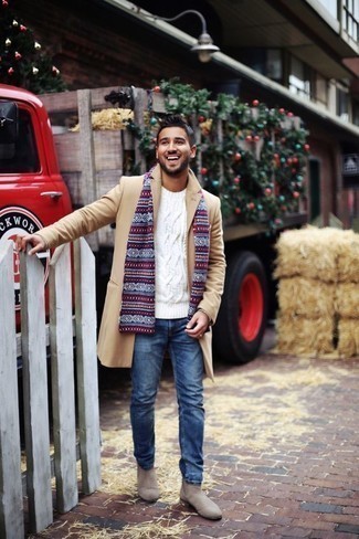 Какие вязаные свитера носить с бежевыми ботинками челси мужчине