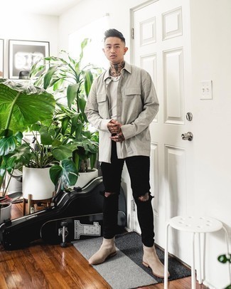 Какие джинсы носить с бежевыми ботинками челси мужчине