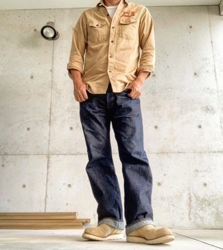 Какие джинсы носить с бежевыми ботинками челси мужчине