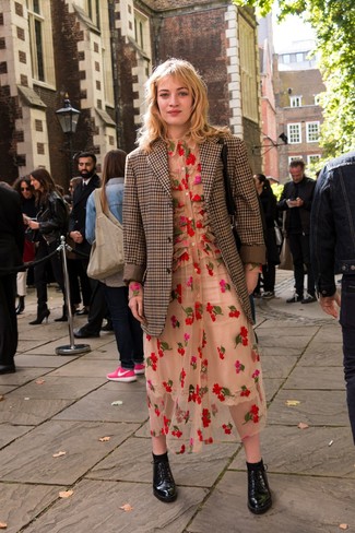 С чем носить бежевое шифоновое платье