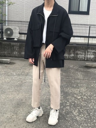 Какие кроссовки носить с бежевыми брюками чинос