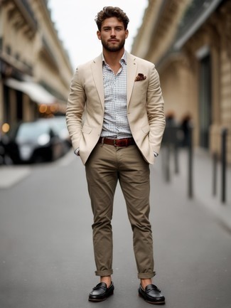Как носить бежевые брюки чинос с бежевым пиджаком