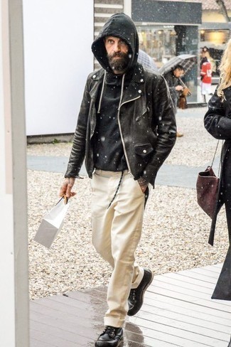 Какие косухи носить с бежевыми брюками чинос