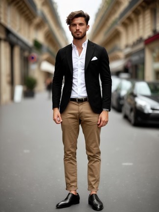 Как носить бежевые брюки чинос с черным пиджаком