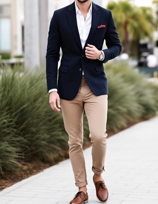 Как носить бежевые брюки чинос с черным пиджаком