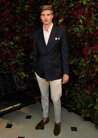 Как носить бежевые брюки чинос с черным пиджаком