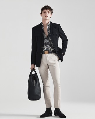 Как носить бежевые брюки чинос с черным пиджаком