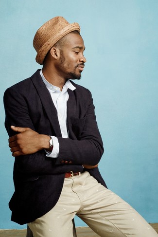 Как носить бежевые брюки чинос с черным пиджаком