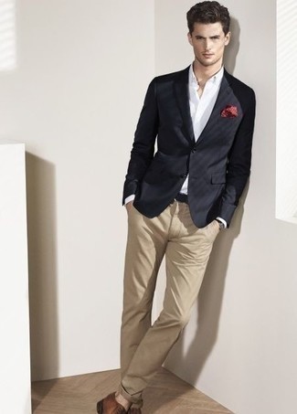 Как носить бежевые брюки чинос с черным пиджаком