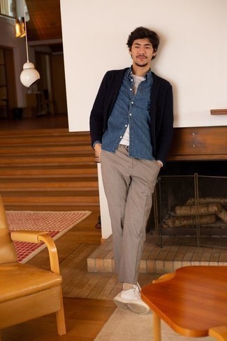 Как носить бежевые брюки чинос с черным пиджаком