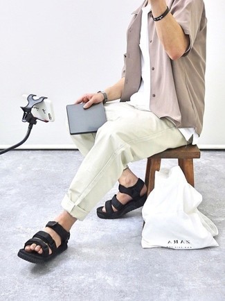 Как носить бежевые брюки чинос с черными сандалиями из плотной ткани