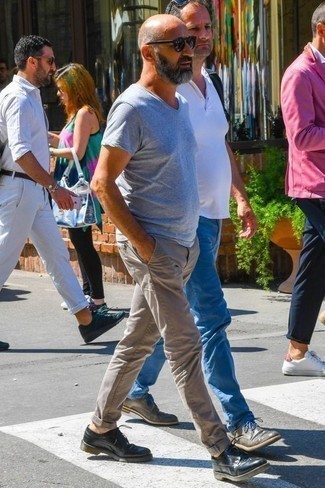 Как носить бежевые брюки чинос с черными кожаными брогами