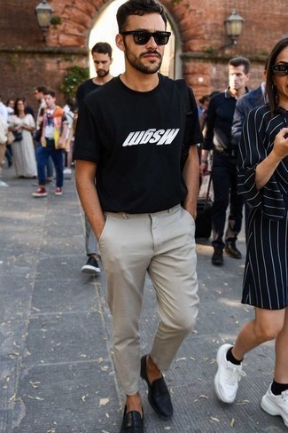 Как носить бежевые брюки чинос с черными кожаными лоферами