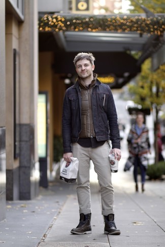 Как носить бежевые брюки чинос с черными кожаными рабочими ботинками