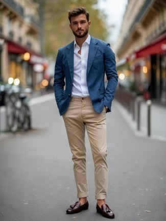Как носить бежевые брюки чинос с синим пиджаком