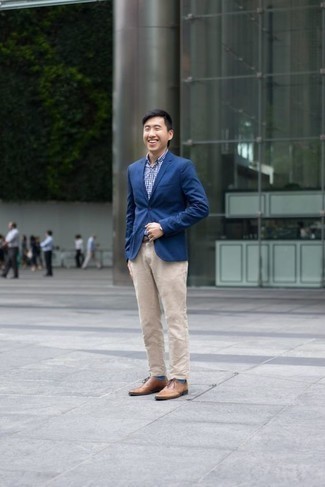 Как носить бежевые брюки чинос с синим пиджаком